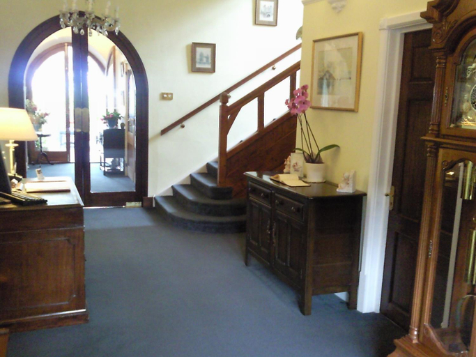 Public Area 3, Trumbles Gatwick B&B, Peaceful Stay with Parking & Easy Airport Access, Surrey