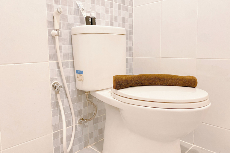 Bathroom 3, Good And Cozy Stay 2Br Tokyo Riverside Pik 2 Apartment, Tangerang