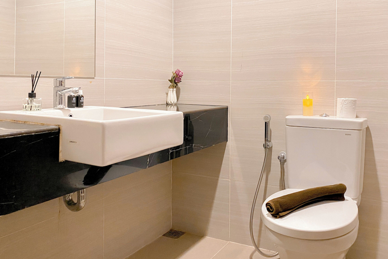 Bathroom 4, Homey And Cozy Living Studio At West Vista Apartment, Jakarta Barat