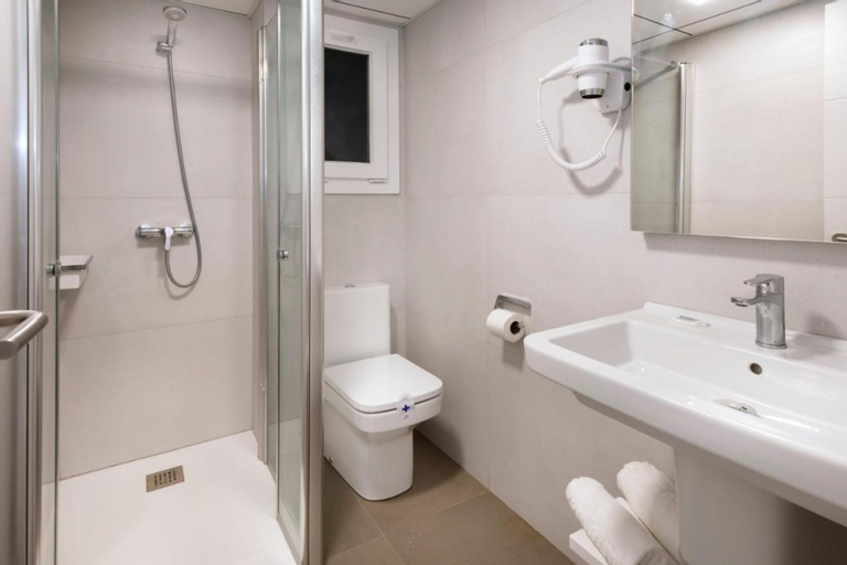 Bathroom, Rentalmar Salou Playa Family Suites, Tarragona