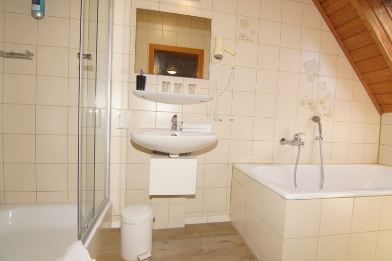Bathroom 5, Landhotel und Gasthaus Wiedmann, Landsberg am Lech
