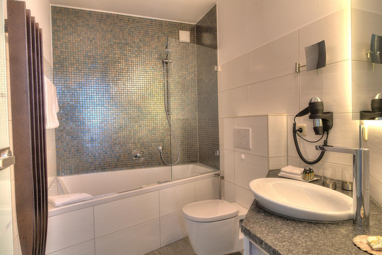 Bathroom 2, HafenHotel PommernYacht, Vorpommern-Greifswald