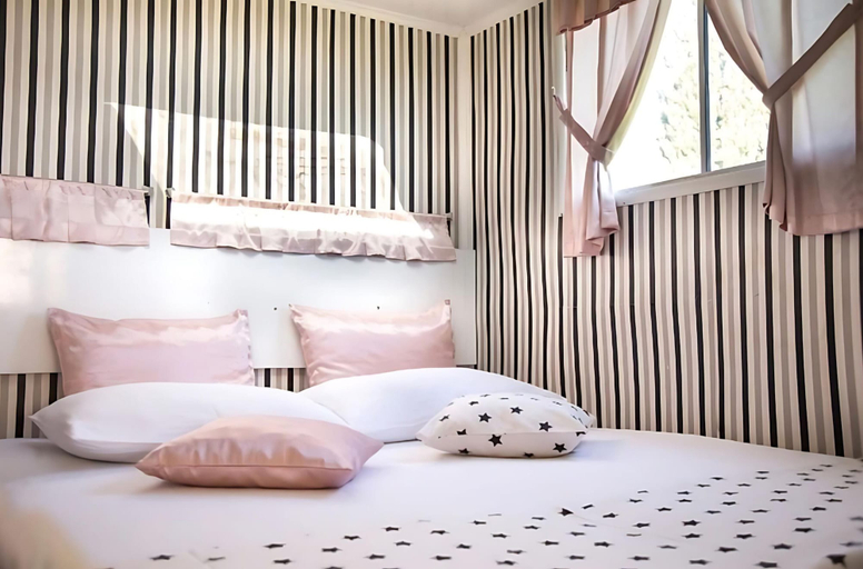 Bedroom 3, Mona Glamping Caravan Suites, Seferihisar