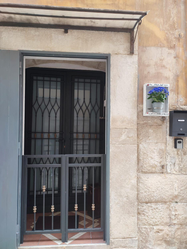 Others 2, La casa nel vico, Bari