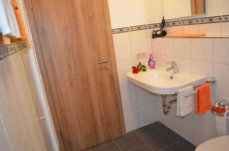 Bathroom 2, Gasthaus Augenstein, Deggendorf