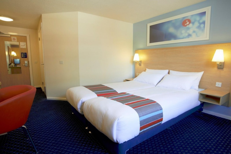 Bedroom 2, Travelodge Swindon Central, Swindon