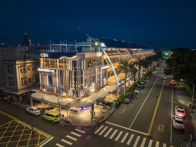 Exterior & Views