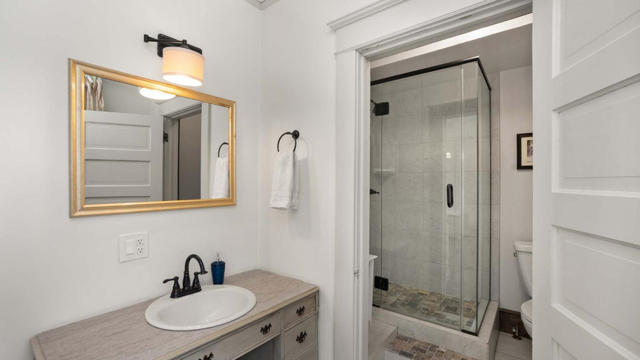 Bathroom, Greenbriar Inn, Kootenai