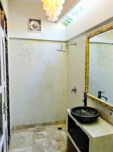 Bathroom 1, Kuta Blue Lagoon 5 bedrooms Villa near beach and airport, Badung
