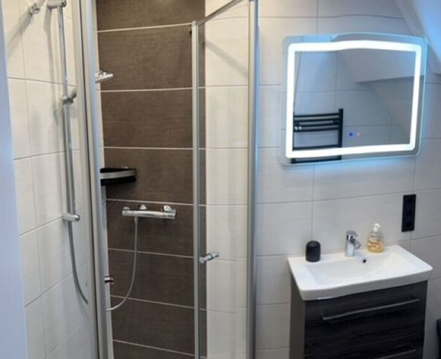 Bathroom 3, 3 at House "pop", Leer