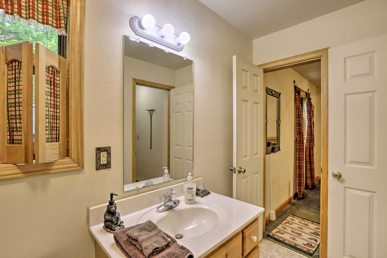 Bedroom 3, Whittlers Mountain Escape with Fireplace!, Cherokee