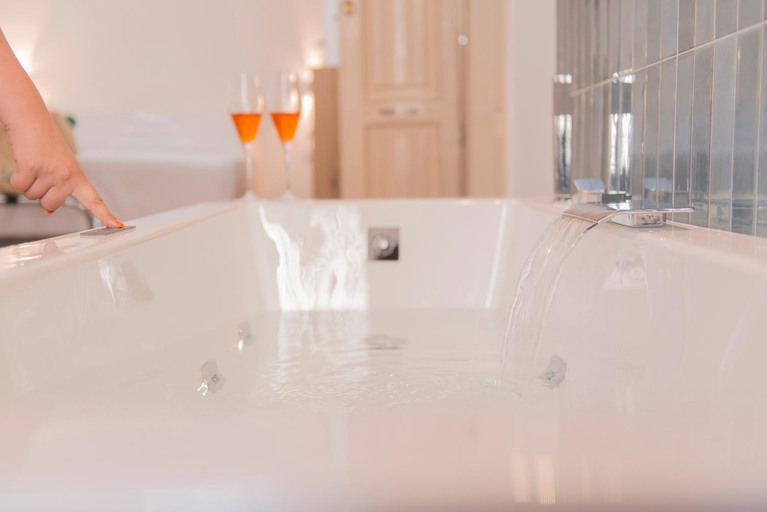 Hot tub 2, ALMAMI Loft & Rooms, Bari