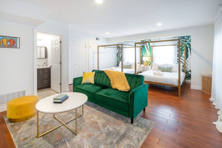 Room 3, Cherry Suites 3BR Apt w W D Pool Table, Philadelphia