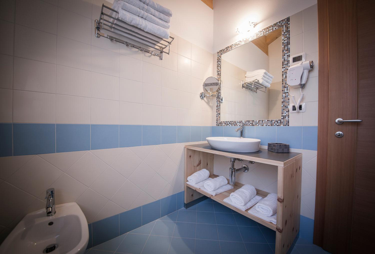 Bathroom 3, Aparthotel Dolomites Living&Relax, Trento
