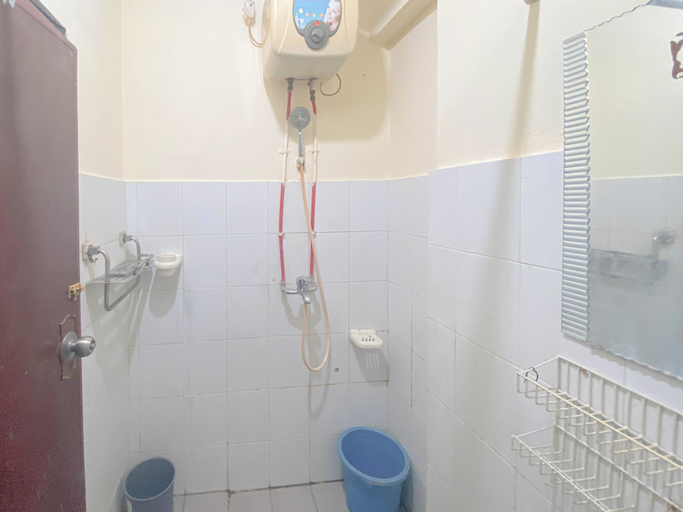 Bathroom 3, Homey 2Br Apartment Gateway Ahmad Yani Cicadas, Bandung