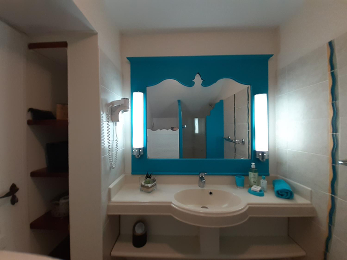 Bathroom 4, TI MAD vue mer et piscine, Sainte-Anne
