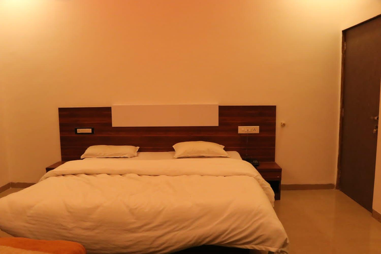 Bedroom 1, Param Hotel And Restaurant, Satara