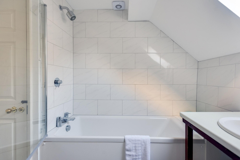 Bathroom 4, Cosy 2-bedroom Haven in Picturesque Headington, Oxfordshire