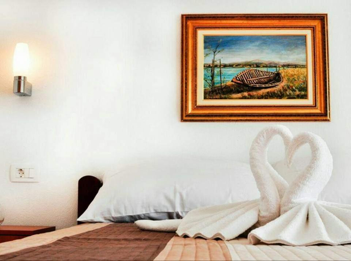 Bedroom 3, Villa Fabry, Ploče