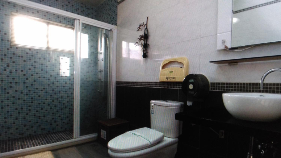 Bathroom 3, Hua Qing Yuan, Yilan