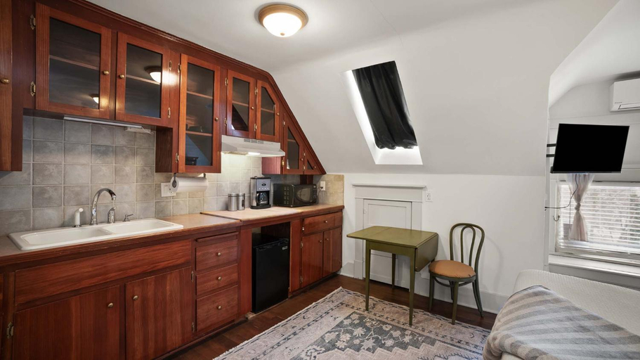 Others 5, Greenbriar Inn, Kootenai
