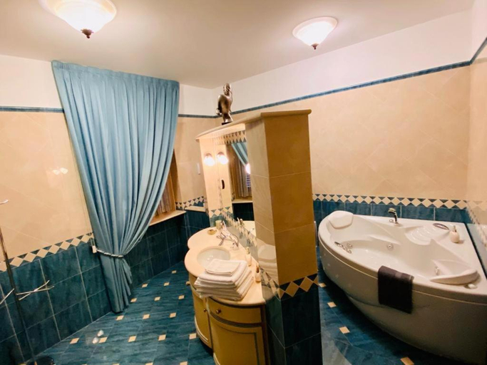 Bathroom 11