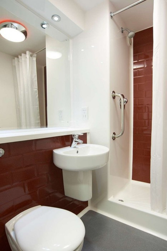Bathroom 4, Travelodge Gloucester, Gloucestershire