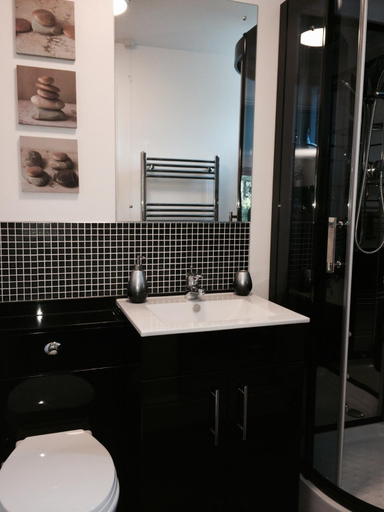 Bathroom 2, Kendall Lodge, Cambridgeshire
