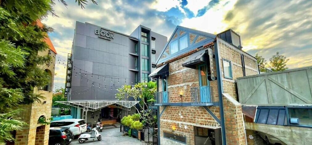 Exterior & Views