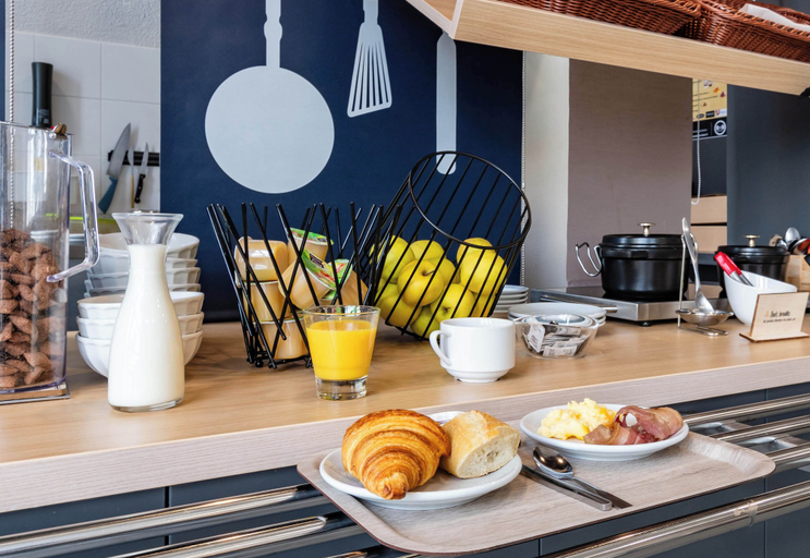 Food & Drinks 5, B&B HOTEL Grenoble Centre Verlaine, Isère