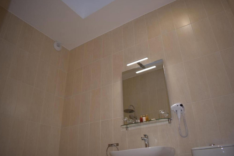 Bathroom 5, Hôtel Churchill, Gironde