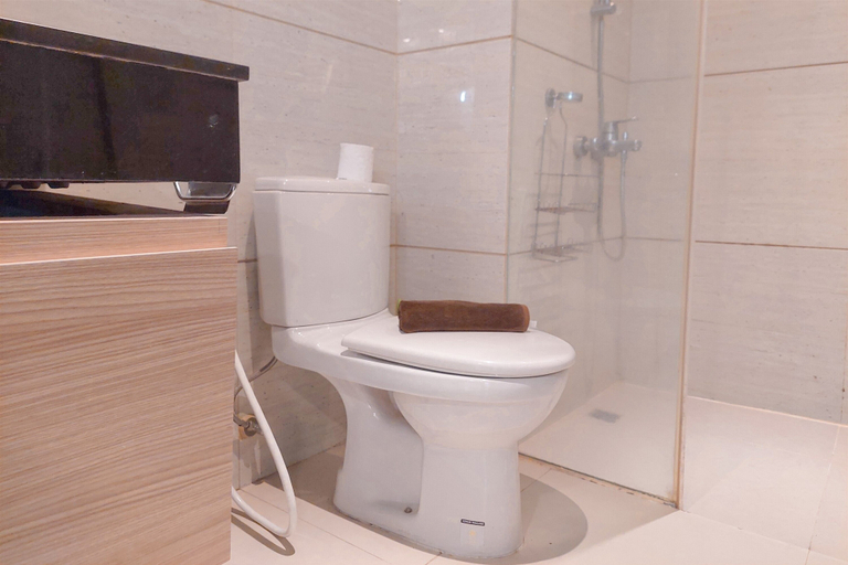 Bathroom 2, Warm And Homey 1Br At Brooklyn Alam Sutera Apartment, Tangerang