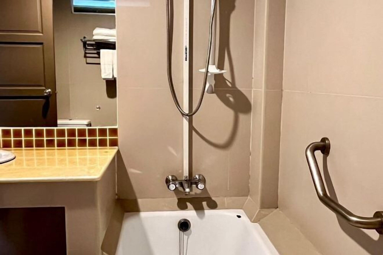 Bathroom 16