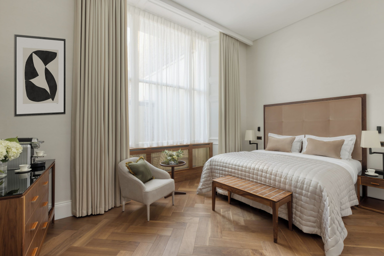 Bedroom 2, The Queen's Gate Hotel, London