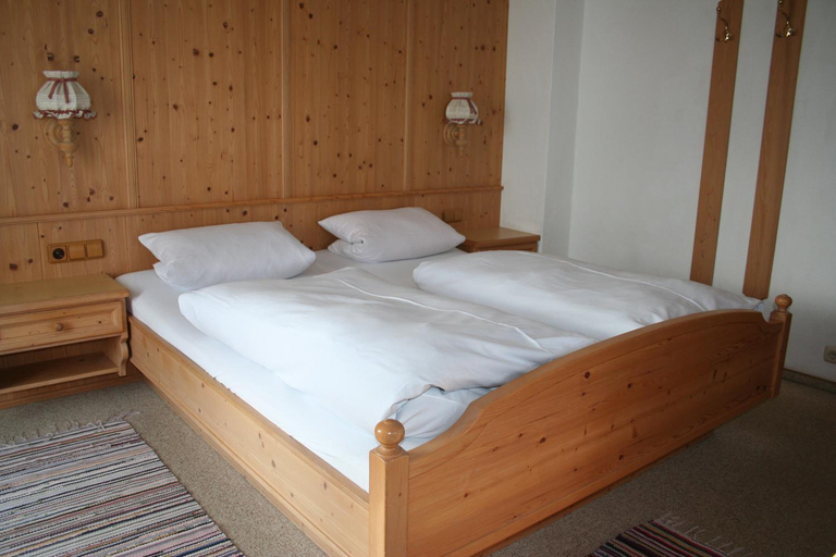 Bedroom 2, Gastehaus Sonnenbichl, Traunstein