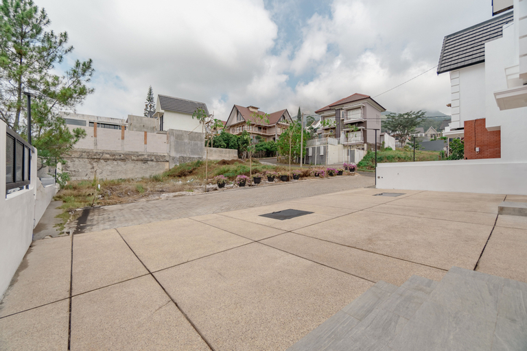 Exterior & Views 2, Asri Panderman Villa, Malang