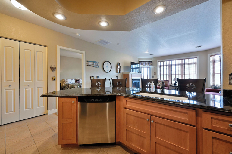 Food & Drinks, Unit 433a 1 BD/ 1 BA Condo, Barron