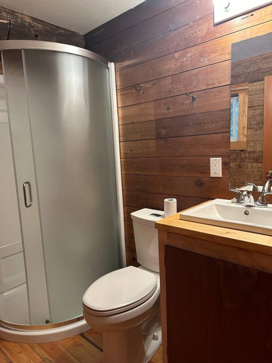 Bathroom 2, Rustic Beaverfoot Lodge Woodland Cabin, Columbia-Shuswap