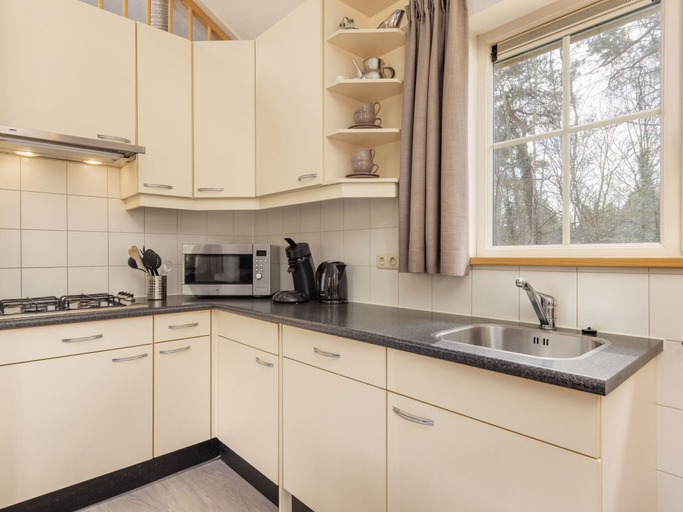Private kitchen 3, Bungalow in Veluwe With Infrared Sauna, Putten