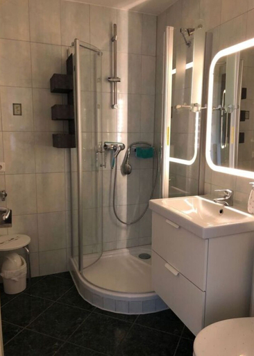 Bathroom 2, Apartment Near the Beach With sun Balcony, Nordwestmecklenburg