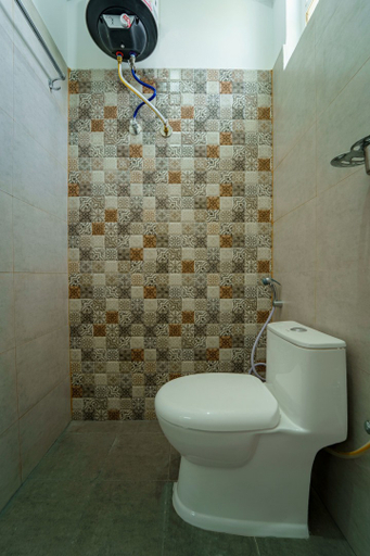 Bathroom, Wandr Taurus - Sarjapur, Vaishnavi Tech Park, Manipal Hospital by ZUZU, Bangalore