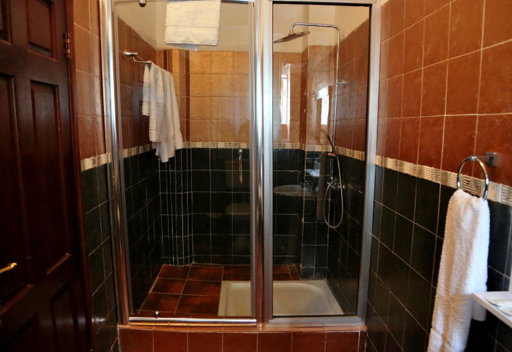 Bathroom 3, Eden Vale Hotel, Tema
