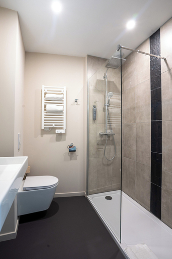 Bathroom 3, Hôtel Le Genève, Puy-de-Dôme