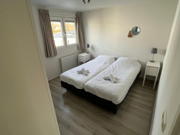 Room 2, Nice Chalet at 4.5 km. From Rockanje, Hellevoetsluis