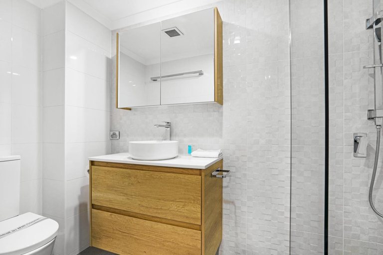 Bathroom 2, Oceanside Cove Holiday Apartments, Gold Coast