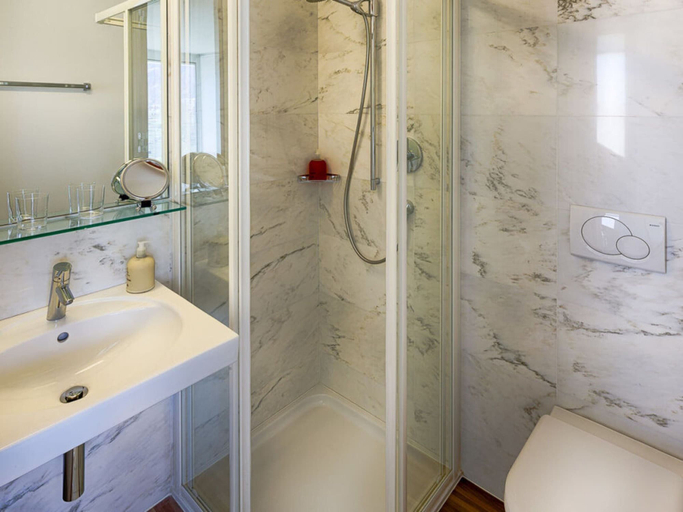 Bathroom 2, 1 Alvarium Comfortable Holiday Residence, Bolzano