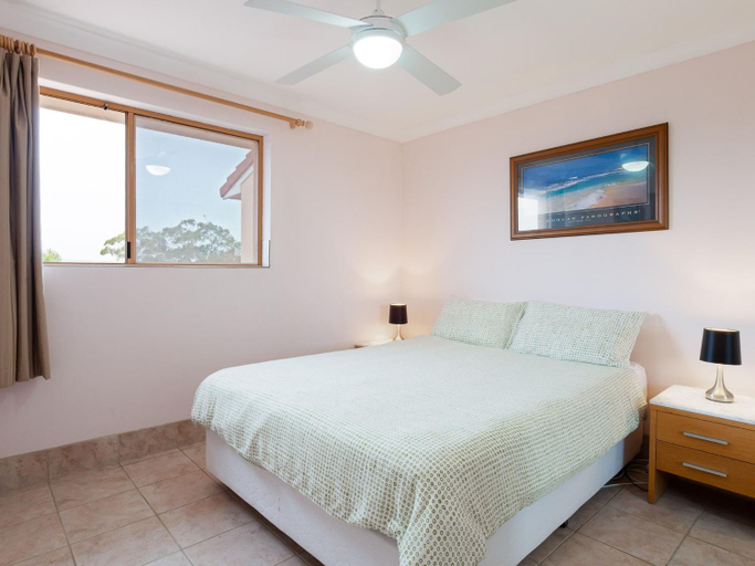 Bedroom 2, Frangipani 3 great townhouse with air con, Port Stephens