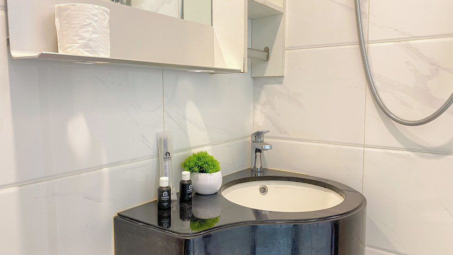 Bathroom 2, Homey And Clean Studio At Sky House Alam Sutera Apartment, Tangerang