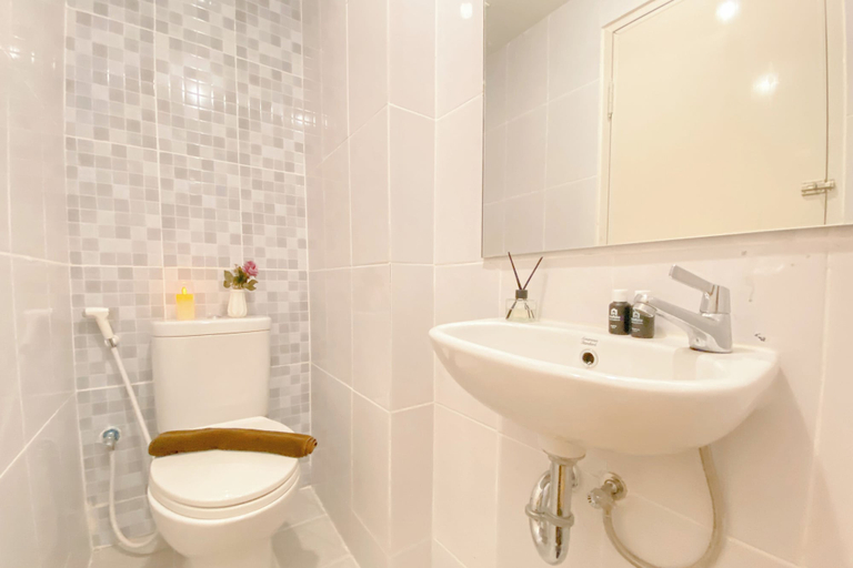 Bathroom 5, Cozy Living Apartment Studio At Tokyo Riverside Pik 2, Tangerang