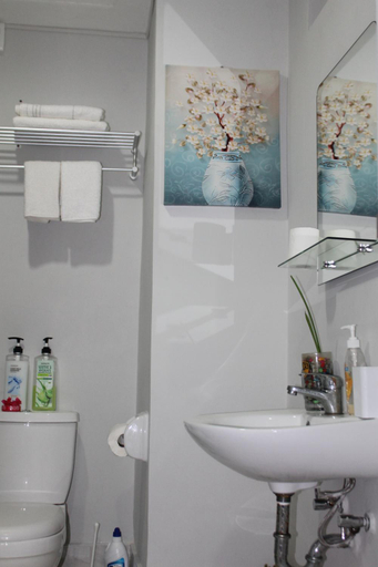 Bathroom 4, Zhamira's Condo near Airport & Malls, Clean& Comfy, Lapu-Lapu City
